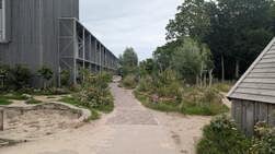 Deel schoolplein Skool met restanten staalslakken wordt afgegraven
