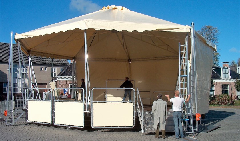 De podiumtent, zoals die er in 2007 uit zag. Hij was toen nog nieuw.