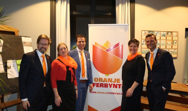 Het bestuur van Oranje Ferbynt is op zoek naar versterking. V.l.n.r.: Frans Haenen, Anthonie Feenstra, Simon Soet, Geesje Duursma en Menno Steenland. Scan de foto voor een filmpje van de Memory Route.