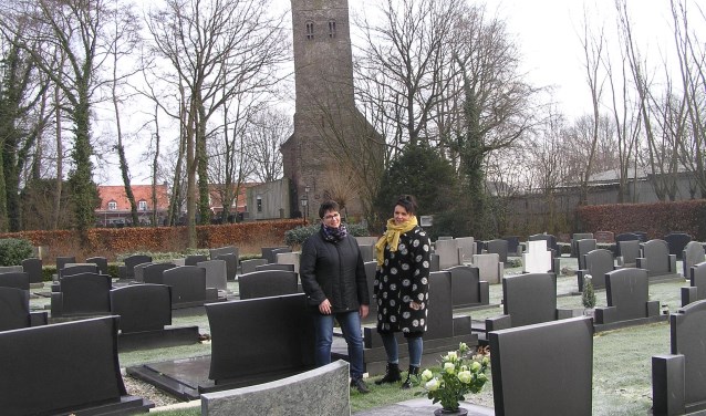 Anita van Mispelaar en Alie Meijer organiseren met twee anderen de bijeenkomsten van de rouwgroep.