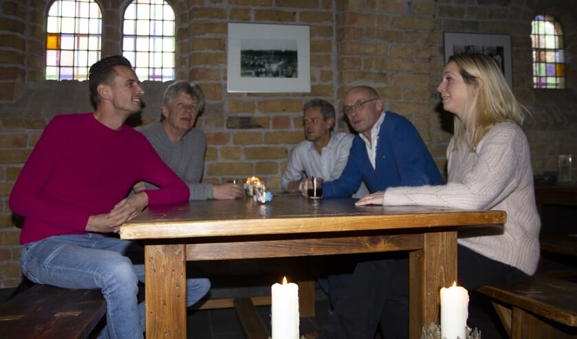 V.l.n.r. acteur Theun Plantinga, schrijver Bouke Oldenhof, producent Sjoek Nutma, regisseur Bruun Kruijt en actrice Alexandra Alphenaar komen bij elkaar voor de eerste besprekingen.