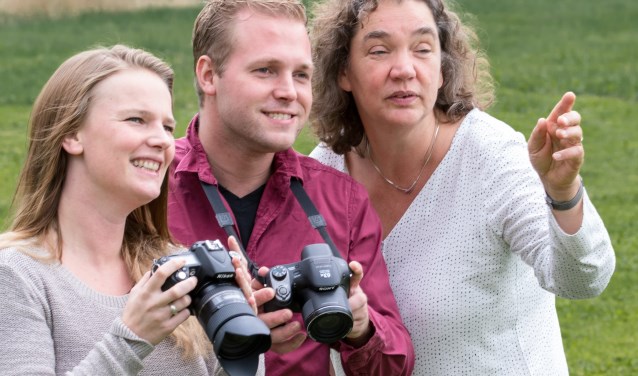 Docent fotografie Greetje Keuning (rechts) in actie.
