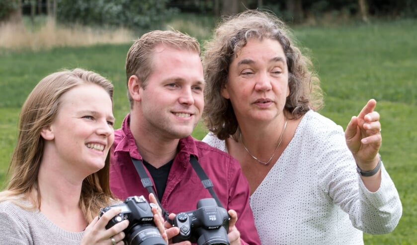 Docent fotografie Greetje Keuning (rechts) in actie.