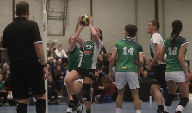 Laura van Noordenburg van Quick' 21 doet een schotpoging tegen KV Hoogkerk. Tweede van rechts is Stan Kleinhuis.