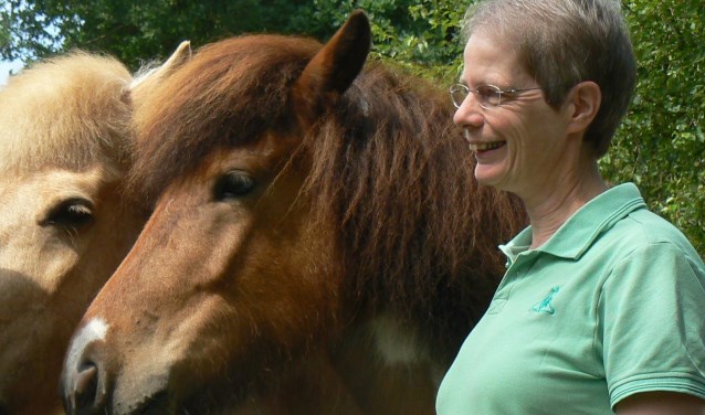 Anneke Hamstra coacht met behulp van paarden.