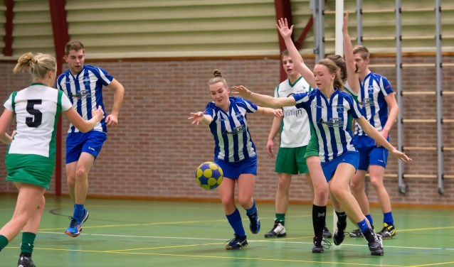 Erwin van der Broek, Nienke van Breeden, Anna Tadema en Ellard Hoekstra van KV Veenwouden (blauw-wit tenue) v.l.n.r. in actie tegen Spannum.
