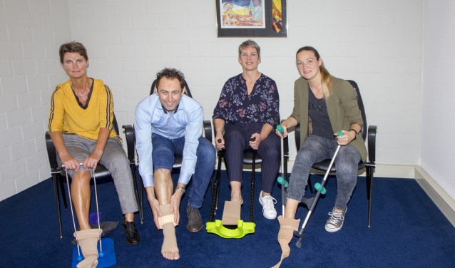 Bandagisten Sjieuwke van der Bij, Klaas Helfrich, Jannie Vaatstra en Janet Spoelstra tonen vier verschillende aantrekhulpen.