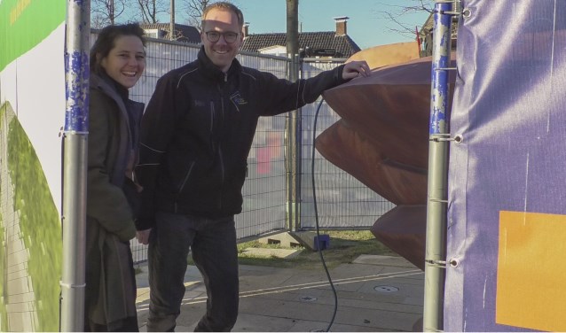 Kunstenares Birthe Leemeijer en Christian ter Hedde van Rots Fonteintechniek bij de IJsfontein.