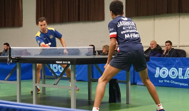 Kopman Jaap van Tijum in actie (links) tegen het grote Nederlandse talent Gabrielius Camara.