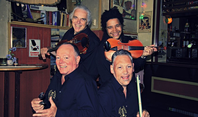 De bandleden van Joint String Friends zijn verenigd door de meerdere snaarinstrumenten die ze bespelen.
