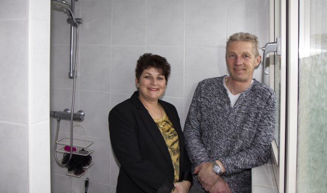 Gea en Gerrie Hoeksma zijn blij dat hun nieuwe badkamer kalkvrij blijft dankzij de waterontharder van Mezutec.