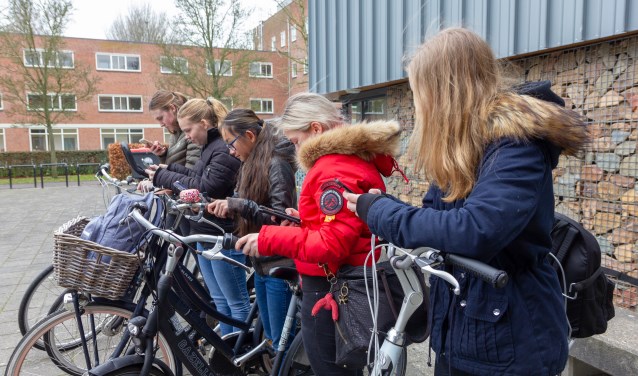 Deze leerlingen van het Singelland geven het goede voorbeeld: een appje sturen? Dan even stoppen met fietsen. De campagne van VVN richt zich op leerlingen van basisscholen.