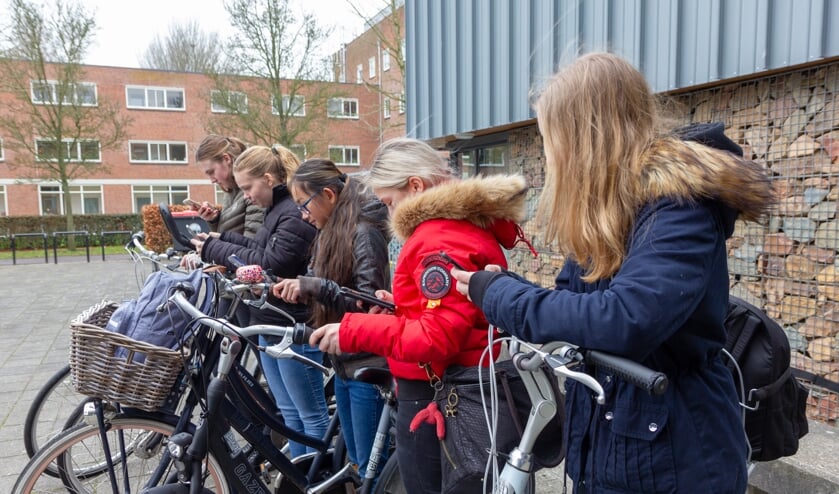 Deze leerlingen van het Singelland geven het goede voorbeeld: een appje sturen? Dan even stoppen met fietsen. De campagne van VVN richt zich op leerlingen van basisscholen.