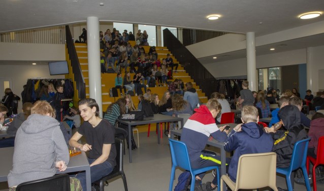 De ontmoetingsruimte van het Gomarus College is 's morgens de hal, in de pauze de kantine, en bij de wisseling van de lessen een doorloopruimte. De trap is voorzien van usb-poorten en een favoriete plek in de pauze. Bij gelegenheden dient dezelfde trap als een tribune.