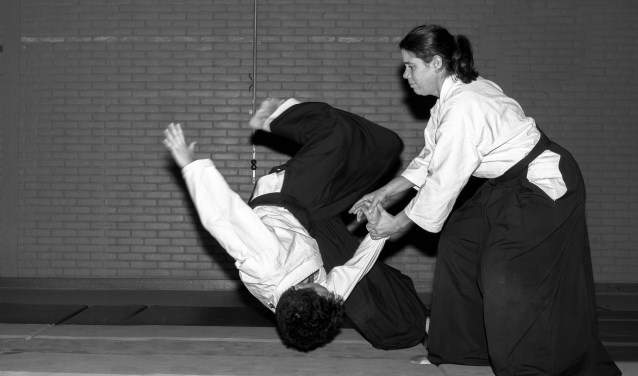Aikido-docente Wytske de Wit (rechts) traint met haar leerlingen in de sportschool. In het filmpje is een aantal oefenvormen te zien.