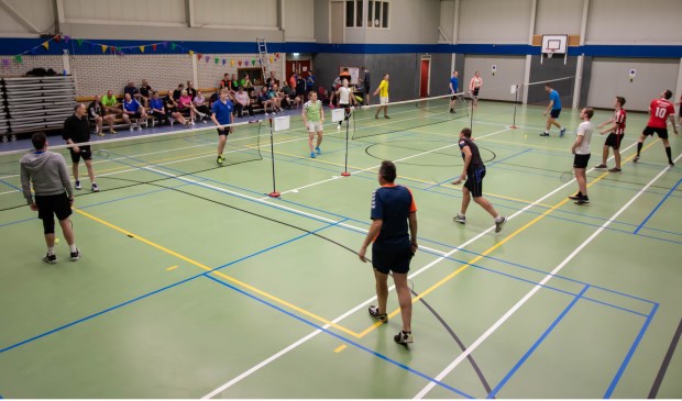 Het reünietoernooi van It Plùmke trok veel actieve badmintonners.