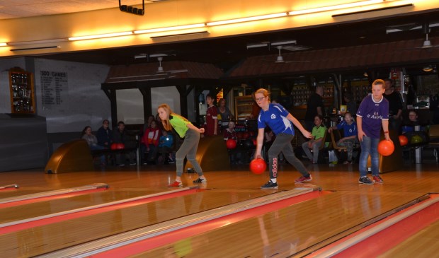 Bowlers in actie voor het landelijk kampioenschap schoolbowlen.