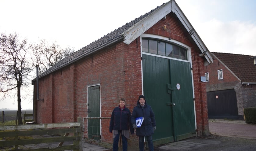 Gelske Taekema en Freek Lei van Dorpsbelang Moddergat met de handtekeningen voor de reddingbootloods (daterend uit 1878).