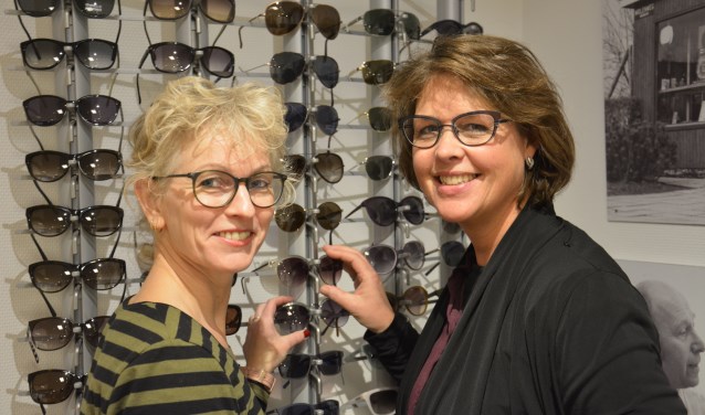 Medewerksters Fenna en Dina van Dijk Optiek.