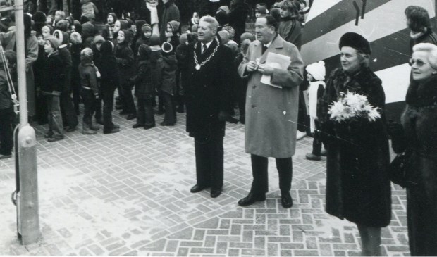 Commissaris van de Koningin Hedzer Rijpstra, geflankeerd door burgemeester Ebele Talstra, opent de nieuwe sporthal.