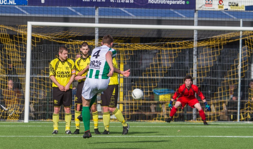 Keeper Hidde Ament van ONT redt na een vrije trap van Cerdie Benjert. V.l.n.r. Reinier van der Steege, Freerk Veenstra en Sjoerd Venema van ONT.