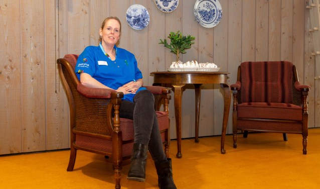 Verpleegkundige Herma Boers zit in een van de gezellige hoekjes in Noflik Wenje.