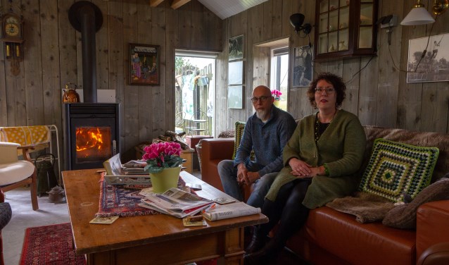 Henk en Aagje zitten in de gezellige woonkamer van de dagbesteding. In deze ruimte worden ook workshops gegeven.