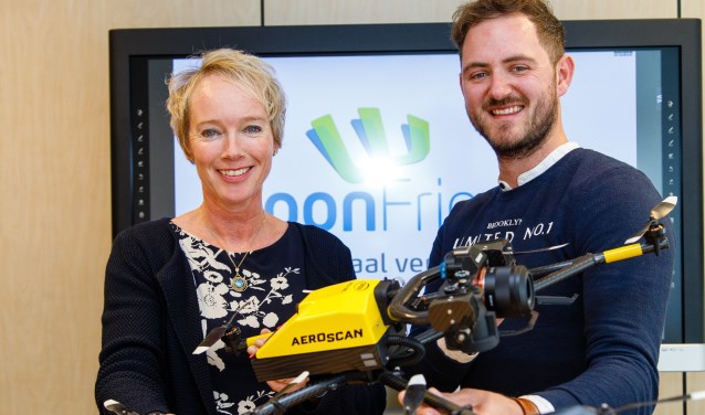Directeur-bestuurder WoonFriesland Sigrid Hoekstra en Mark Nicolai,
directeur Aeroscan, met een drone.