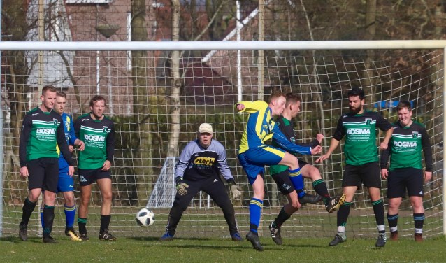 Johannes Couperus van Eastermar probeert tevergeefs keeper Rick Ypma van TFS te passeren. Tweede van links is Gjalt Veenstra van Eastermar.