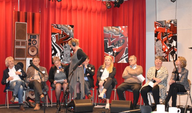 V.l.n.r.: Bé de Winter (CDA), Jan Dogterom (50Plus), Gerda Bos-Jonkman (VVD), Simone Scheffer (omrop), Bram Bonnema (FNP), Tieneke Clevering (Water Natuurlijk), Sjerp de Jong (Lagere Lasten Burger), Henni van Asten (PvdA) en Suzanne van Wylick (Partij voor de Dieren). Egbert Berenst (ChristenUnie) deed niet mee: het was zondag.