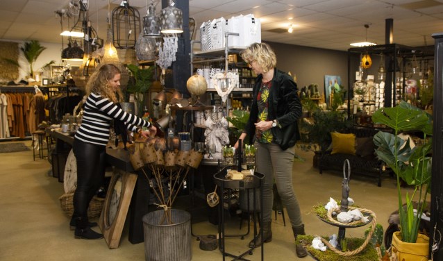 Verkoopmedewerkers Ilse en Trudy aan het werk bij Ka & Ko op de Rengersweg in Oentjerk. De ingang is aan de achterkant van de boerderij.
