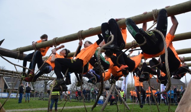 De jeugdige deelnemers van de survivalrun van 12 tot en met 14 jaar in de starthindernis.