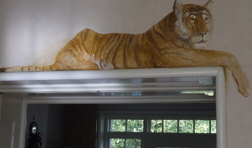 Deze tijger is één van de geschilderde dieren in het huis van Jan van der Kooi.