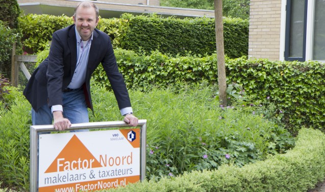 Otto Minnema van Factornoord Makelaars & Taxateurs in Hurdegaryp waarschuwt bij de aan- en verkoop van huizen te letten op de kosten van asbestdaken.