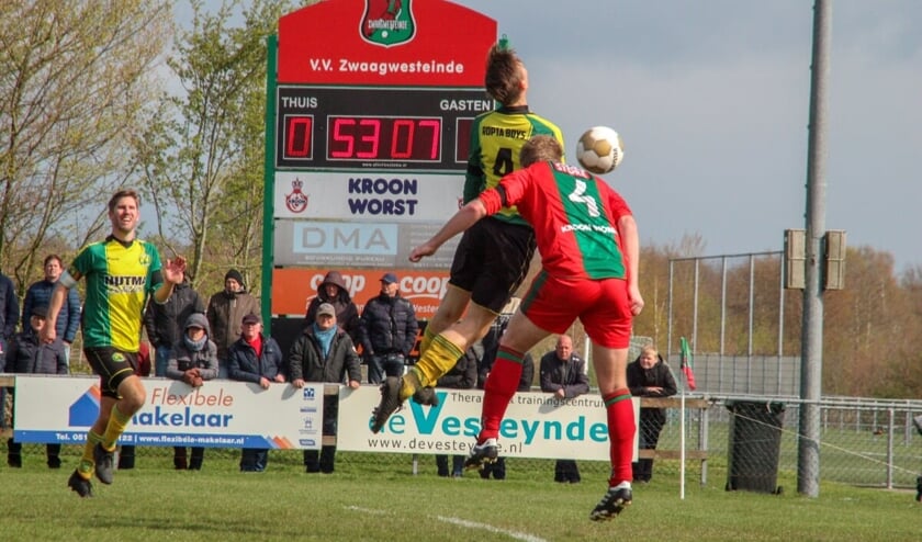 Henk van der Wal, maker van de gelijkmaker van VV Zwaagwesteinde (nummer 4) in duel met Martin Kool van Ropta Boys. Links Kees Kool.