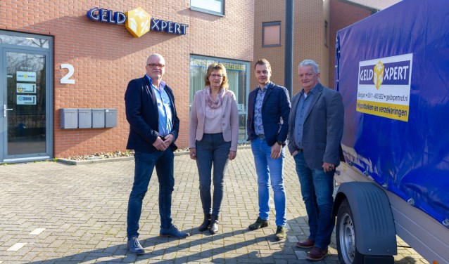 Het team van GeldXpert Noordoost Friesland: Heine Kooistra, Alie Braaksma, Freddie Kooistra en Jappie Braaksma. Op de foto ontbreekt freelancer Wendy Keizer-Wijma.