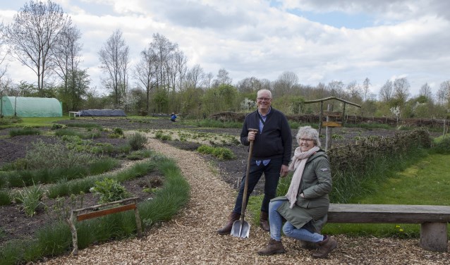 Eliza (links) en Anna Janse zijn twee vrijwilligers in de Dorpstuin van Hurdegaryp. Iedere dinsdag en donderdag en eerste zaterdag van de maand zijn hier mensen. "Educatie vinden wij heel belangrijk. Belangstellenden met vragen zijn altijd welkom."