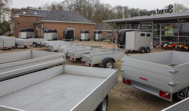 Veel keus bij Joh. Bosgra BV. Er is onder meer een grote afdeling aanhangwagens, paardentrailers, men- en marathonwagens.