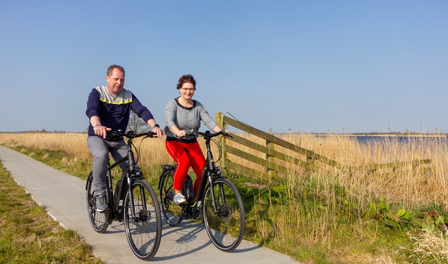 Iede en Marga de Boer genieten van het voorjaar op de nieuwste e-bikes van Merida.