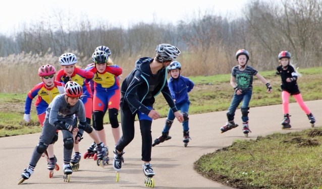Skeelersport wordt ook vaak inlineskaten genoemd.
