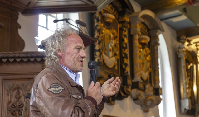 Randolph Algera van Art-Decor geeft uitleg over het restauratieproces en vertelt over de geschiedenis van de rouwborden.