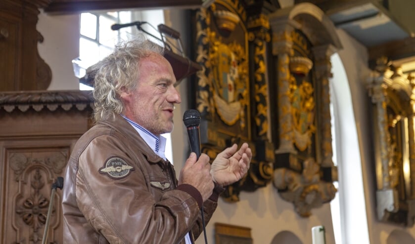 Randolph Algera van Art-Decor geeft uitleg over het restauratieproces en vertelt over de geschiedenis van de rouwborden.