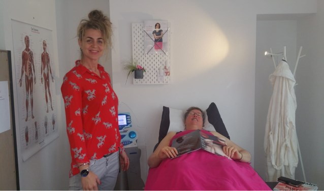Medewerker Suzanne, samen met een klant in één van de behandelkamers in Drachten.