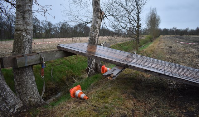 Een springplank voor de moedigste motorcrossers bij Opende (Gr.). Omrijden mag ook.
