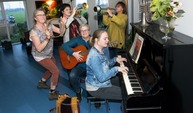 De Culturele Commissie Tytsjerk. V.l.n.r. Marja Riedstra, Ineke Kalteren, Jacquelien van der Veen, Anneke Bakker en Celia Tjassing.