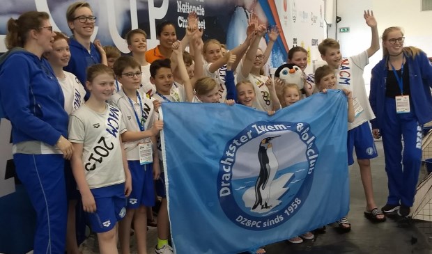 De miniorengroep van DZ&PC met Ranomi Kromowidjojo in verband met winst van de clinic.
