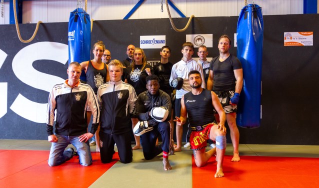 Een aantal sporters na een intensieve training van FightKings BG. Linksvoor de jeugdtrainers Jeroen de Vent en Bindert van der Veen, in het midden Melisa Darsi, rechtsvoor (met het rode broekje) Ernest Colic.