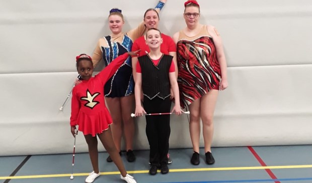 De twirlers van De Marko's met links Maaidah.