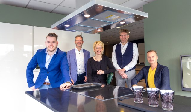 Bento Sicco van der Wal, Wilko Kronemeijer, Jeannette Postmus, Erik Koudenburg en Johan Bosker ontvangen u bij Trendkeukens op de Stationsweg in Drachten.
