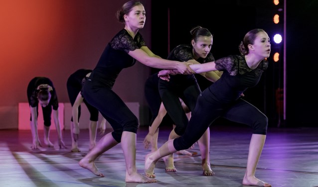 De jazzdansgroep van ModèstoDûns in de B-categorie tot en met 16 jaar in actie.